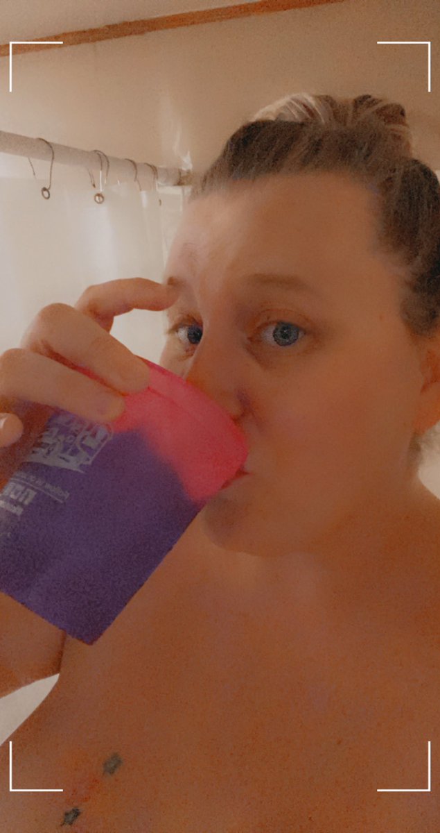 CurvyBabe89's tweet photo. Friday night drink! #shower #drinks #tattoos #blueeyes #nakedmom #milf https://t.co/8e8d3D8erJ