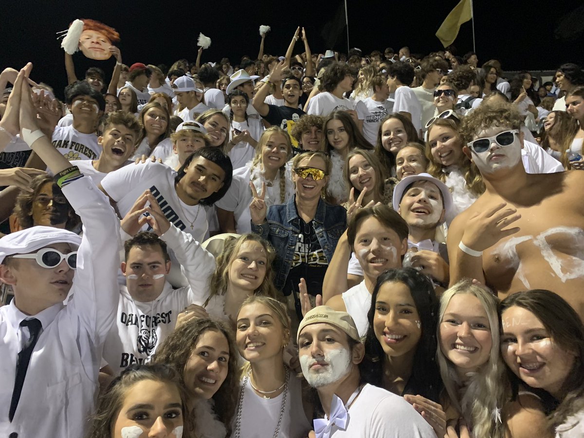 ExperienceOFHS's tweet image. Principal Dempsey joining in on the Pep Club fun at the first home football game! 🐯💪🏈