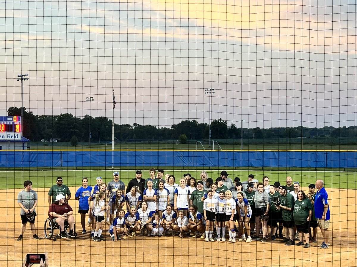 CityofBGKY's tweet photo. Our BG Special Olympics teams had a special night alongside @WEMSNews Softball! Such a fun night with some GREAT softball action! Thank you to the athletes, coaches, and families for making such an awesome environment for our athletes! 
#FocusOnAbilities #ParksBuildCommunity https://t.co/Kle2adB8Kx