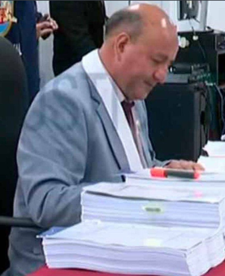 CharitoABC's tweet photo. ÉSTE ES EL JUEZ que está alargando la prisión preventiva de la lobbista Yenifer Paredes,su nombre es Johnny Gómez Balboa,el domingo se cumple una semana de la fecha programada de la audiencia y aún no dicta nada,que crees que estará pasando? @OCMAPJ @Poder_Judicial_ @FiscaliaPeru https://t.co/yqkRQKKrko