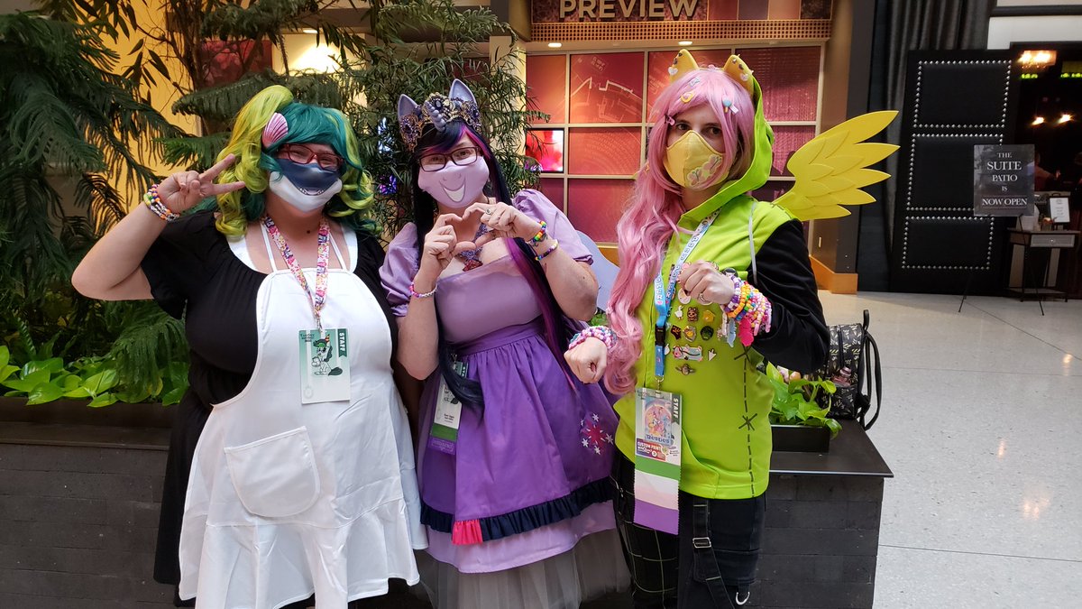 JGIsNotAFox's tweet photo. @TheCupcakesLie (Marina, EFNW Mascot), Ribbon (Princess Twilight Sparkle) and @UIDBmgmt (Flutt-Gir-Shy) at #EFNW2022 https://t.co/175UrZ1rNr