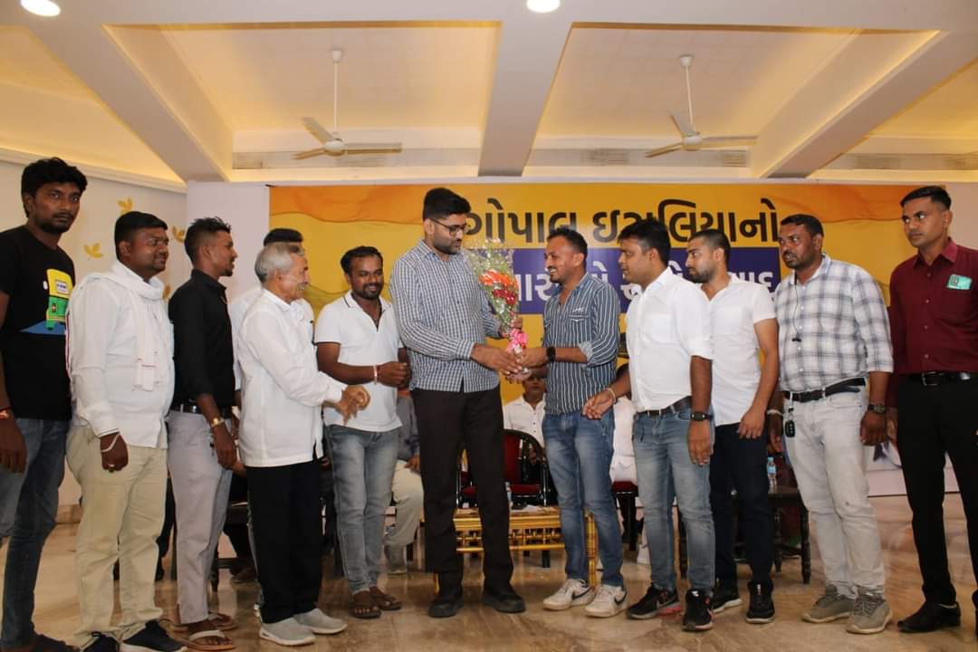 ગતરોજ નવસારી ખાતે 'આપ' પ્રદેશ અધ્યક્ષ <a href="/Gopal_Italia/">Gopal Italia</a> ની ઉપસ્થિતિમાં 'વેપારીઓ સાથે સંવાદ' કાર્યક્રમ યોજાયો, જેમાં જિલ્લા #BTTS #BTP ના કાર્યકરો-હોદ્દેદારો અને નાના મોટા વેપારીજનો હાજર રહ્યા.

<a href="/AAPGujarat/">AAP Gujarat</a> 💐✌️🙏