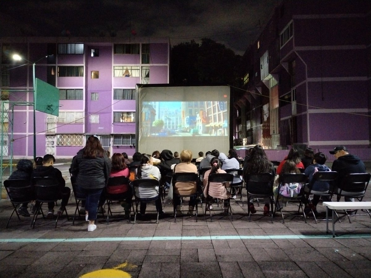 RcoRdovaIzta's tweet photo. Por medio del programa "Cine en tu Colonia" con apoyo de la @IztacalcoAl, la encargada del Centro Cultural"Mariano Matamoros Vania Mecatl y mi amiga Erika Flores, se proyecta la película #minioms al aire libre en la explanada de #Infonavit #Iztacalco https://t.co/CZmMkjGKI2