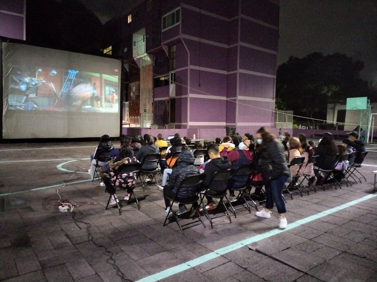 RcoRdovaIzta's tweet photo. Por medio del programa "Cine en tu Colonia" con apoyo de la @IztacalcoAl, la encargada del Centro Cultural"Mariano Matamoros Vania Mecatl y mi amiga Erika Flores, se proyecta la película #minioms al aire libre en la explanada de #Infonavit #Iztacalco https://t.co/CZmMkjGKI2