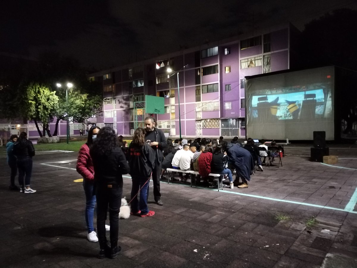 RcoRdovaIzta's tweet photo. Por medio del programa "Cine en tu Colonia" con apoyo de la @IztacalcoAl, la encargada del Centro Cultural"Mariano Matamoros Vania Mecatl y mi amiga Erika Flores, se proyecta la película #minioms al aire libre en la explanada de #Infonavit #Iztacalco https://t.co/CZmMkjGKI2