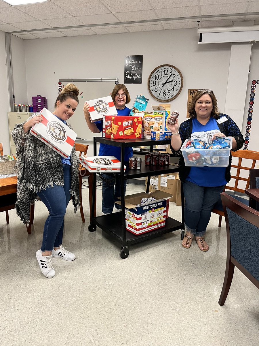 HPGarciaTISD's tweet image. Our admin team celebrated the first week of school with treats for all our amazing staff! #ChartingOurCourse #FunFriday @TempleISD @HPGarciaTISD @courtneydawnc74