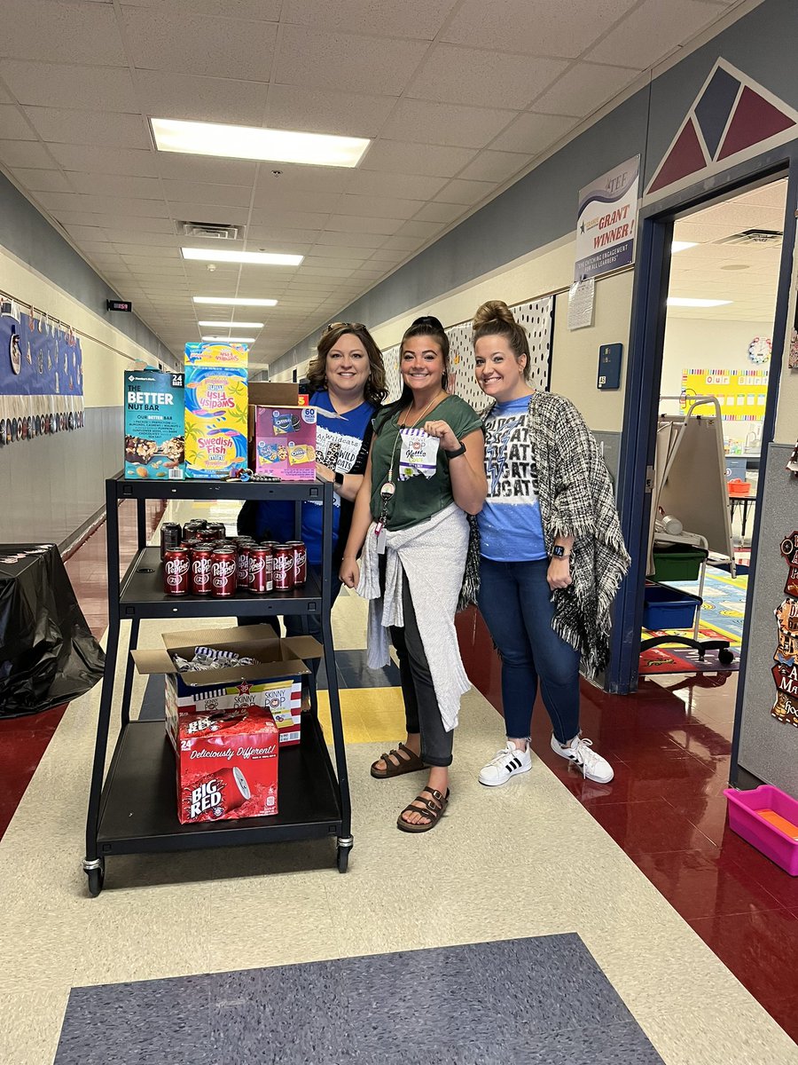 HPGarciaTISD's tweet image. Our admin team celebrated the first week of school with treats for all our amazing staff! #ChartingOurCourse #FunFriday @TempleISD @HPGarciaTISD @courtneydawnc74