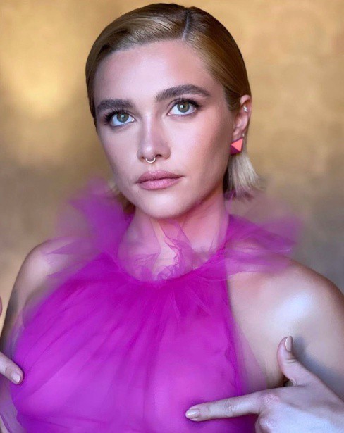 DeluneDemeter's tweet photo. The Bad Influence #5 story for July-CONGRATS @reubensalsa
Read the full article: Florence Pugh Frees A Nipple in the Face of Angry Man
▸ https://t.co/TjonwRxd1t
#florencepugh #freethenipple #thebadinfluence https://t.co/icqggHcYIb