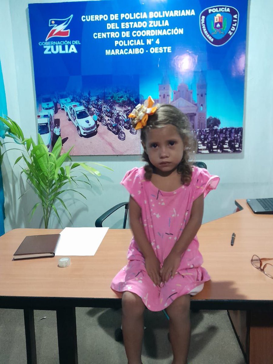 Se encuentra en el comando Cpbez de los patrulleros en Cuatricentenario de #maracaibo 

Una señora la encontró deambulando en el centro de Maracaibo y la llevó hasta ese comando