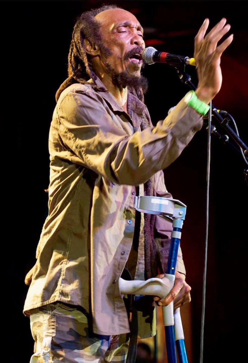 ReggaeNoMato's tweet photo. Lembramos com carinho dos vários shows que tivemos a oportunidade de curtir esse fera ao vivo.

Era emocionante ver o senhor idoso dançando e erguendo a muleta pro alto - muleta q usou a vida toda por causa da paralisia infantil.

Oh reggae música de Jah! Bota todos pra dançar! https://t.co/fF0WrRFe60