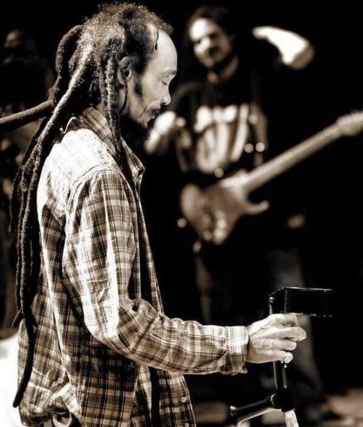 ReggaeNoMato's tweet photo. Lembramos com carinho dos vários shows que tivemos a oportunidade de curtir esse fera ao vivo.

Era emocionante ver o senhor idoso dançando e erguendo a muleta pro alto - muleta q usou a vida toda por causa da paralisia infantil.

Oh reggae música de Jah! Bota todos pra dançar! https://t.co/fF0WrRFe60