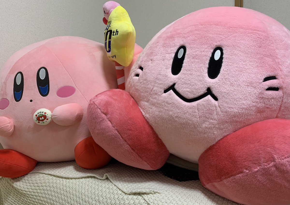 星のカービィ　30th クラシックぬいぐるみDX届いた！
まんぷくカービィと大きさいい勝負してる😆