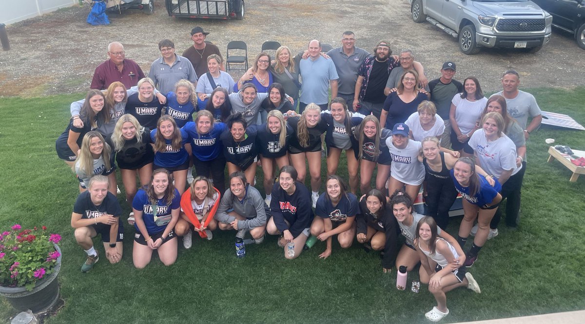 FUN times, AMAZING food, GREAT family! Thank you Gilbertson’s for hosting us tonight! #BleedBlue #beyourbestyou #HooksUp