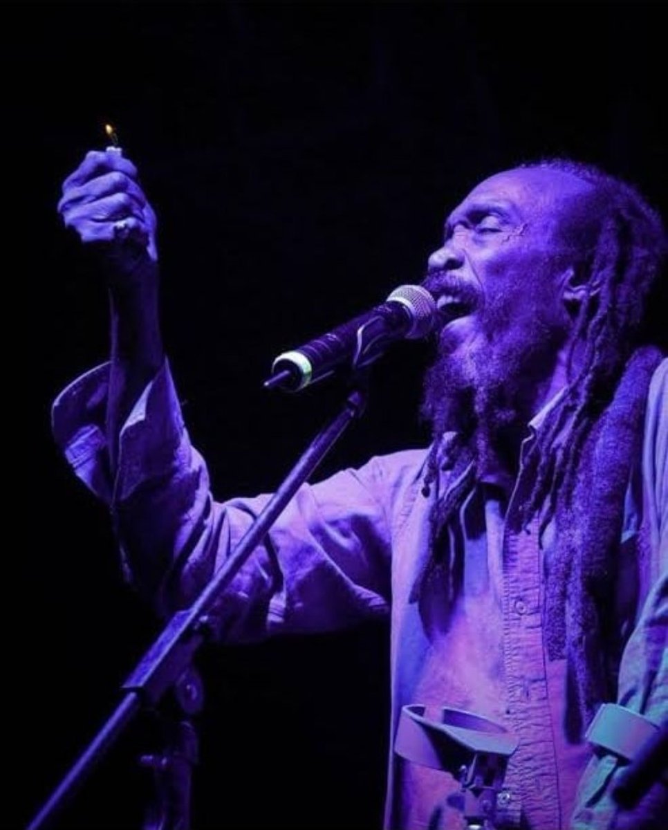 ReggaeNoMato's tweet photo. Lembramos com carinho dos vários shows que tivemos a oportunidade de curtir esse fera ao vivo.

Era emocionante ver o senhor idoso dançando e erguendo a muleta pro alto - muleta q usou a vida toda por causa da paralisia infantil.

Oh reggae música de Jah! Bota todos pra dançar! https://t.co/fF0WrRFe60