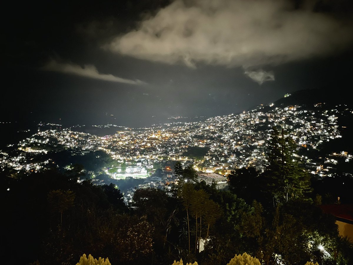 TurismoTaxco's tweet photo. ar2_mx: :#PorFinElFin🦎🎉:
Cayó la noche en Taxco de Alarcón… y el weekend apenas comienza, pues abramos la botella 🍷. https://t.co/gB40JPl0pX #HotelesTaxco