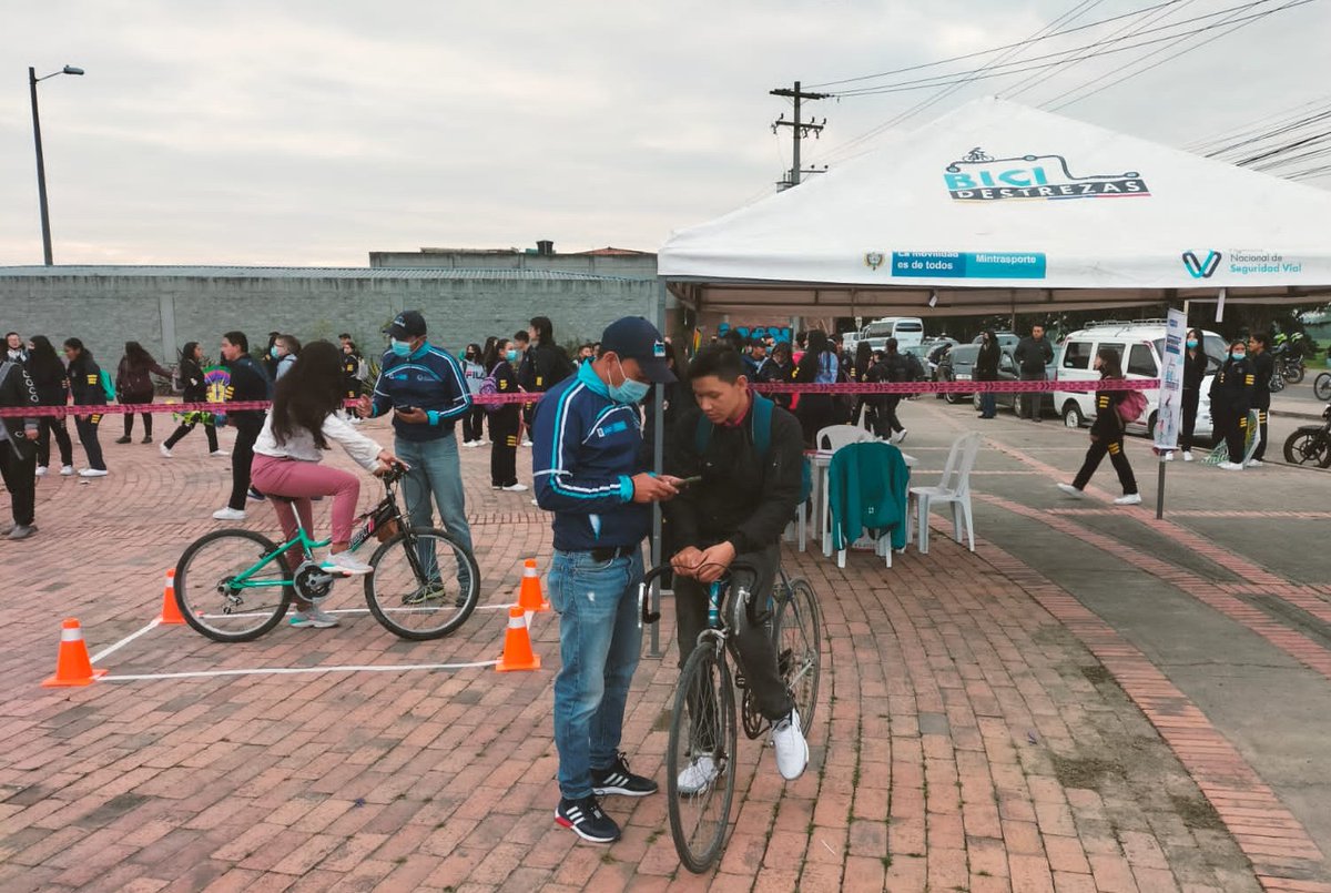 arnold2129's tweet photo. Los Ciclistas de Madrid (Cundinamarca), se capacitan en el cumplimiento de las normas 🚲 y la conducción de sus Bicicletas, con #RetoBicidestrezas https://t.co/yNAorCOlU7