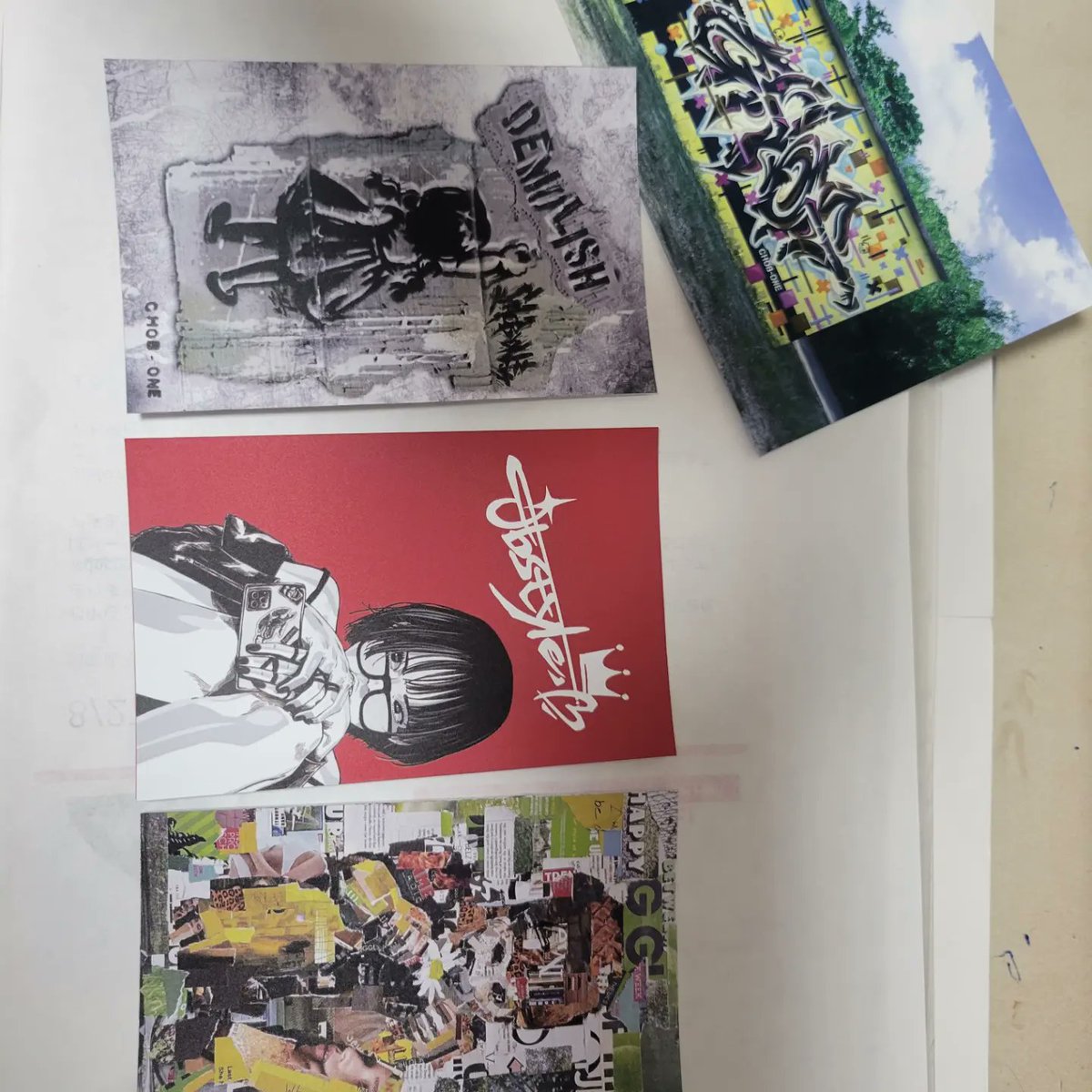 shibamayu1's tweet photo. 昨日は主人の知人が主催の3人展
新進気鋭のコラボ
お気に入りは、chob-oneさんの、「真実を書く少女」
街角で、真実を語ってるかも☺️
jbstyleさんは、連載も書いてる芸術的なアート
コラージュの作品は秀逸だよね❤️
#~芝まゆ。のハッピーエンディング~
#新進気鋭のコラボ
#chob-one
#三人展 https://t.co/IFk0aaUNgd
