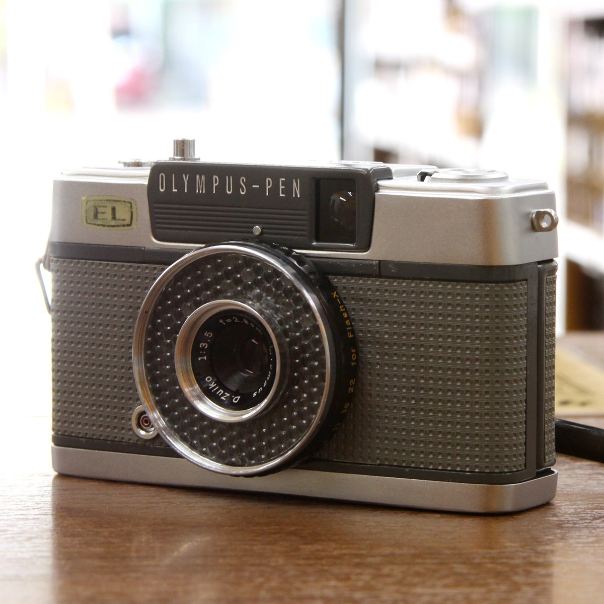 champcamera's tweet photo. 中古 #OLYMPUS #PEN_EE(#オーバーホール済)¥22,000
By #青葉台
EktarH35の登場もあり再注目されつつあるハーフサイズカメラ。より発展的な機種をお探しならPENがオススメです!特にこのEEはピント位置固定&自動露出で扱いやすい1台。電池も不要で便利です!
#ハーフカメラ
https://t.co/B8L9xvbMjG https://t.co/fPBwV10hlx