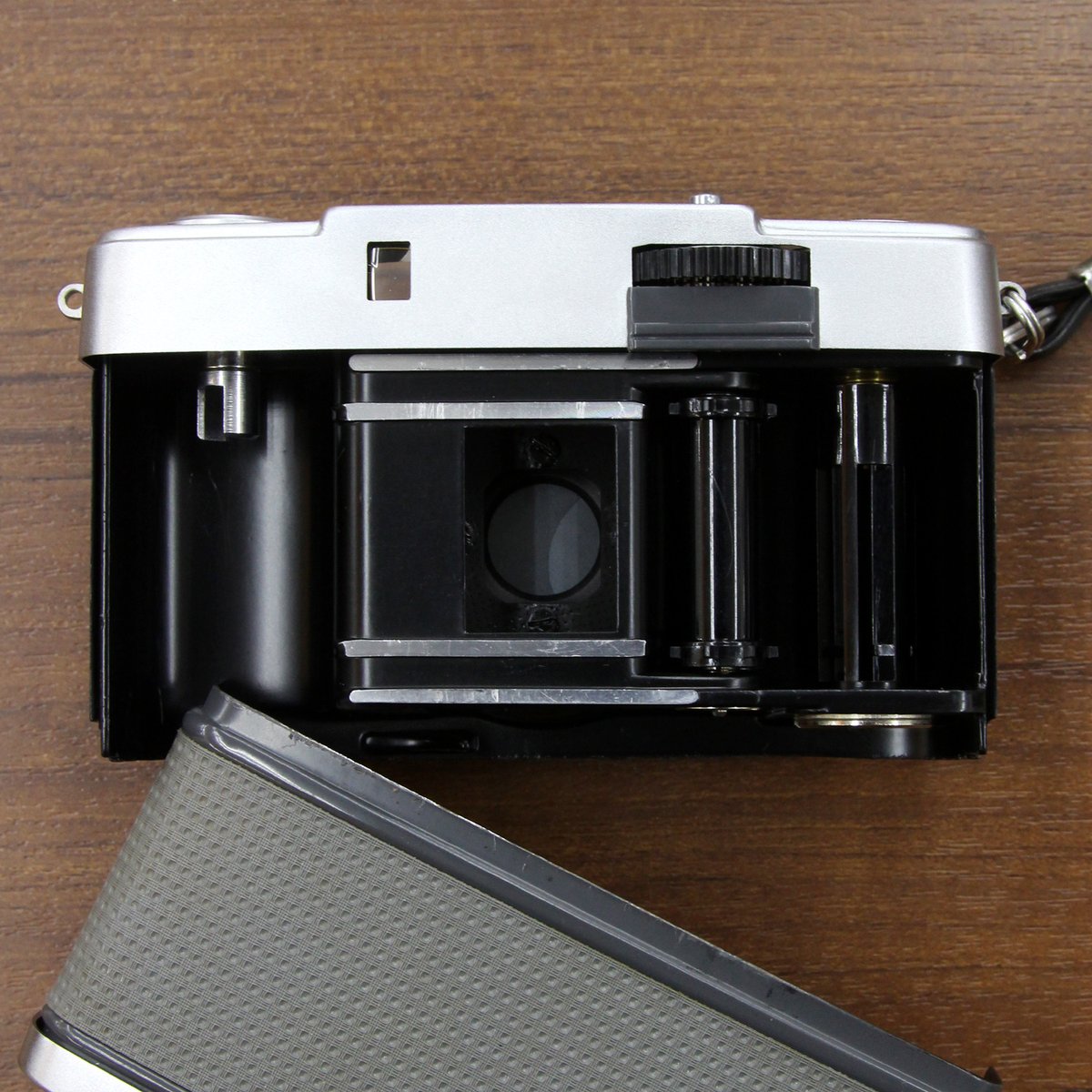 champcamera's tweet photo. 中古 #OLYMPUS #PEN_EE(#オーバーホール済)¥22,000
By #青葉台
EktarH35の登場もあり再注目されつつあるハーフサイズカメラ。より発展的な機種をお探しならPENがオススメです!特にこのEEはピント位置固定&自動露出で扱いやすい1台。電池も不要で便利です!
#ハーフカメラ
https://t.co/B8L9xvbMjG https://t.co/fPBwV10hlx