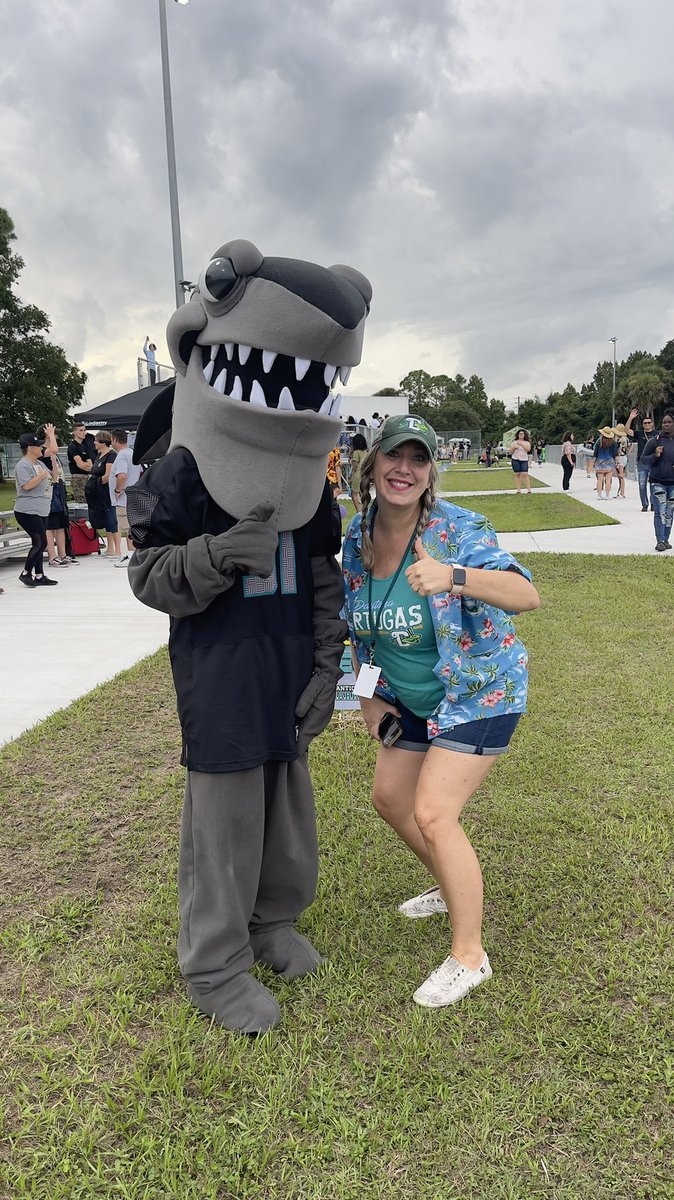 TLMcCann_VCSCTE's tweet photo. Friday Night under the lights #SharkStyle not even lightning can keep us from having a good time!!! 💙🦈 https://t.co/zQq10lEizd