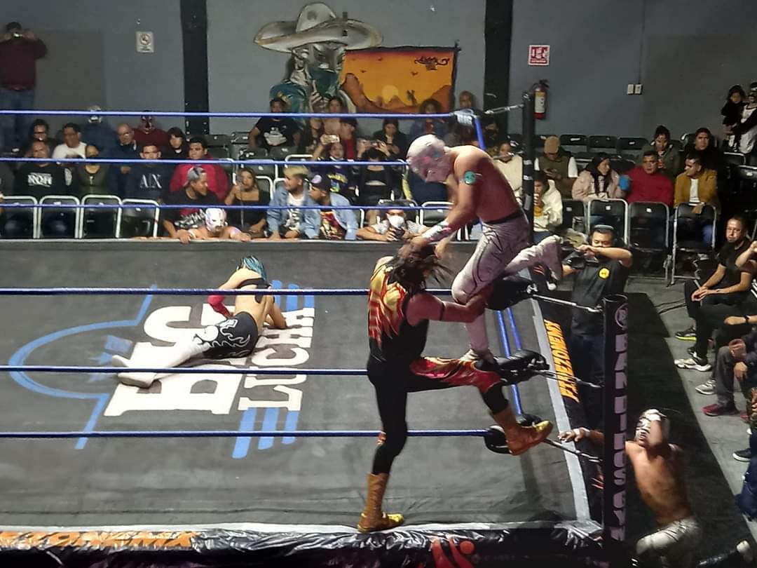 LaTijeraLucha's tweet photo. Espectacular arranque de función #FaceTwoFace en el #BandidosGym, con triunfo contundente del #DeltaForceBG ante #Sol, #ToritoNegro y #Forneo en lucha que el público de #BigLucha premia con dinero por los lances y castigos potentes... https://t.co/1ZoCTtWmSu
