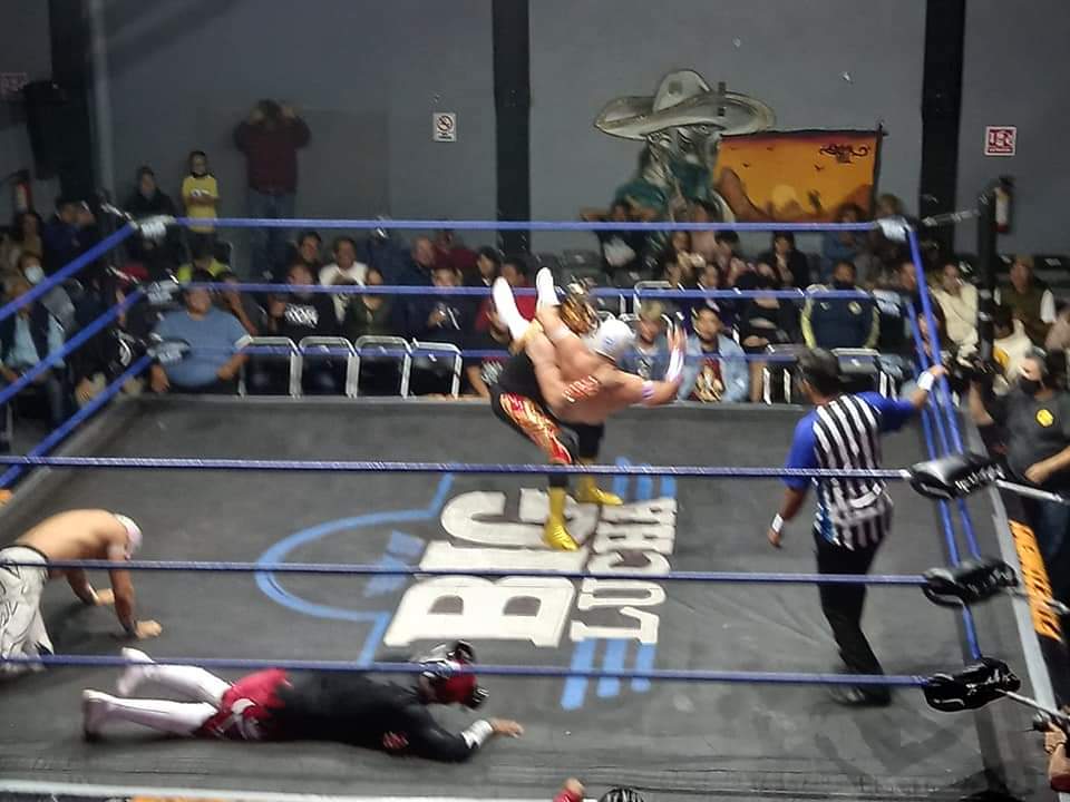 LaTijeraLucha's tweet photo. Espectacular arranque de función #FaceTwoFace en el #BandidosGym, con triunfo contundente del #DeltaForceBG ante #Sol, #ToritoNegro y #Forneo en lucha que el público de #BigLucha premia con dinero por los lances y castigos potentes... https://t.co/1ZoCTtWmSu