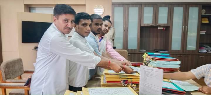 BTTSNavsari's tweet photo. સુરતના ભ્રષ્ટાચારી વિરોધી #RTI એક્ટીવિસ્ટ બાહોશ એડવોકેટ મેહુલ બોઘરા ઉપર ધોળા દિવસે રક્ષક ભક્ષક બનતા વકીલો ઉપરના હુમલા રોકવા અને વકીલોને રક્ષણ આપવા "એડવોકેટ પ્રોટેક્શન એક્ટ" તાત્કાલિક લાવવા બાબતે નવસારી કલેટરશ્રીને આવેદનત્ર આપવામાં આવ્યું.@AdvMehulBoghara 

#BTTS #Navsari https://t.co/HTfzZBGnJp
