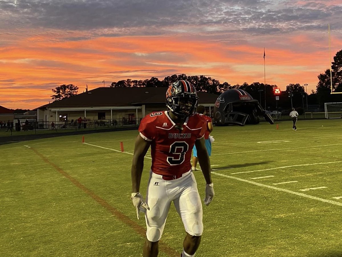 BigHalNunn's tweet photo. Hoke County Buck Ethan Wallace had 94 yards and 3 touchdowns tonight in the Bucks 30-0 win over Lumberton ( Wallace now has 286 yards 7 touchdowns in 2 games for Hoke ) @RoddBaxley #run910 #hsot #910preps ( Hal Nunn photo ) https://t.co/aN8RsFTo3w