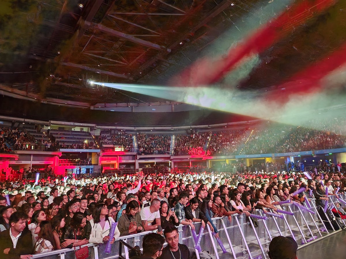 SamsungCO's tweet photo. Samsung #ExpandeTuMundo en el #FlipandFoldMusicFest en el @MovistarArenaCo 💜🤩🕺💃 https://t.co/2q0OldeL0U
