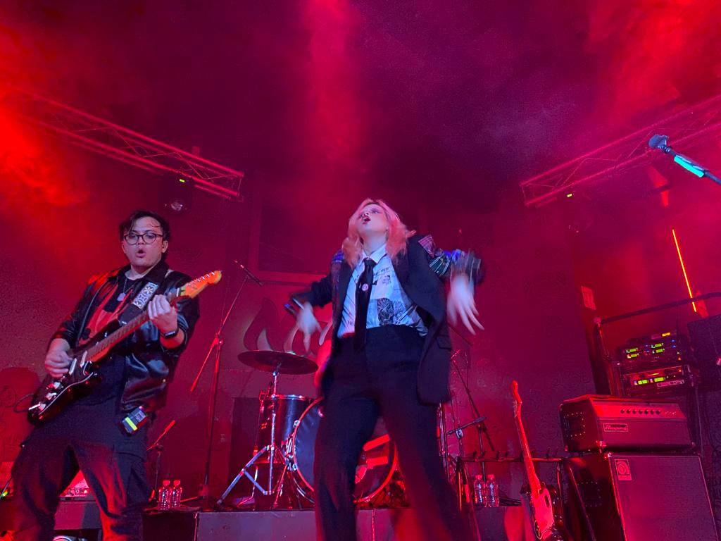 MexiquenseR's tweet photo. Cerramos la celebración de los #14AñosAlAire 📡 del 88.5 FM Zumpango con broche oro. 🥇 Gracias @Bruses_ por esta tarde tan explosiva y compartirnos tu talento.🤘🐰

#ConéctateConLaRadio📻
#CoberturaMexiquenseR📡 https://t.co/oztT3tLmdG
