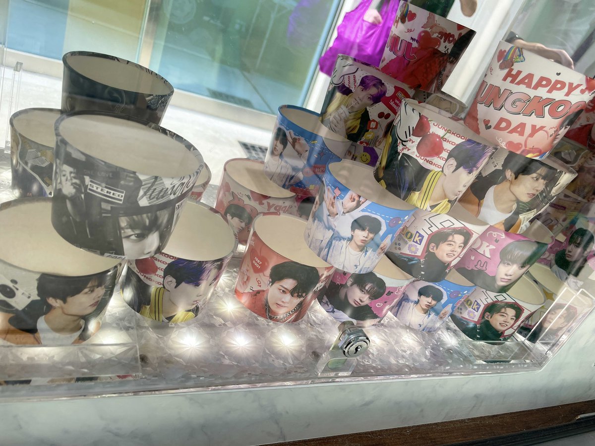 chu_cafe's tweet photo. ❣️HAPPY JUNGKOOK DAY❣️

本日12:00~18:00
📍渋谷区宇多川町42-13

BTS ジョングクさん装飾&amp;カップホルダー配布イベント🥤

まもなくお呼び出し開始となります🎟 https://t.co/d9XcJYjJCd