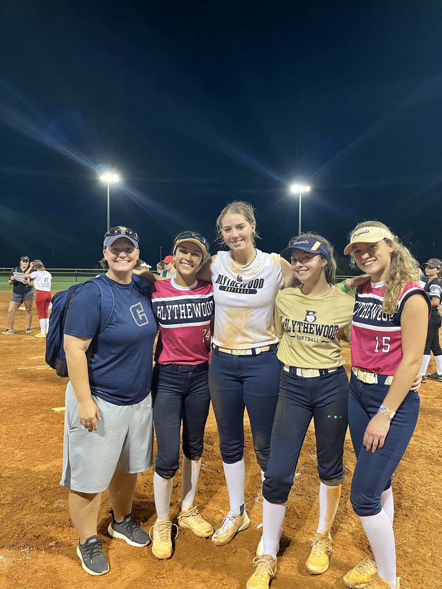 smythe_josie's tweet photo. Hey @haleygmccoy! Look who we found! @Softball_CoachB @Atkinsonj16 @Bwood_Softball @PalmettoPower Showcase Camp https://t.co/Tchaee1x7z