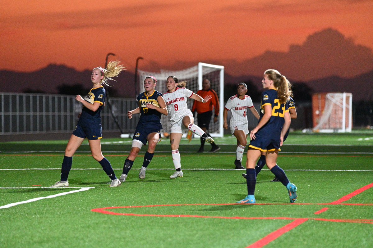 Mesa_Redhawks's tweet photo. W⚽️: Diving into halftime up 2-0! 

#GoRedhawks https://t.co/b74AuWQhFe