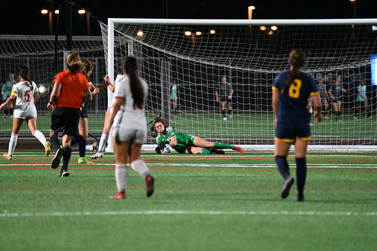 Mesa_Redhawks's tweet photo. W⚽️: Diving into halftime up 2-0! 

#GoRedhawks https://t.co/b74AuWQhFe
