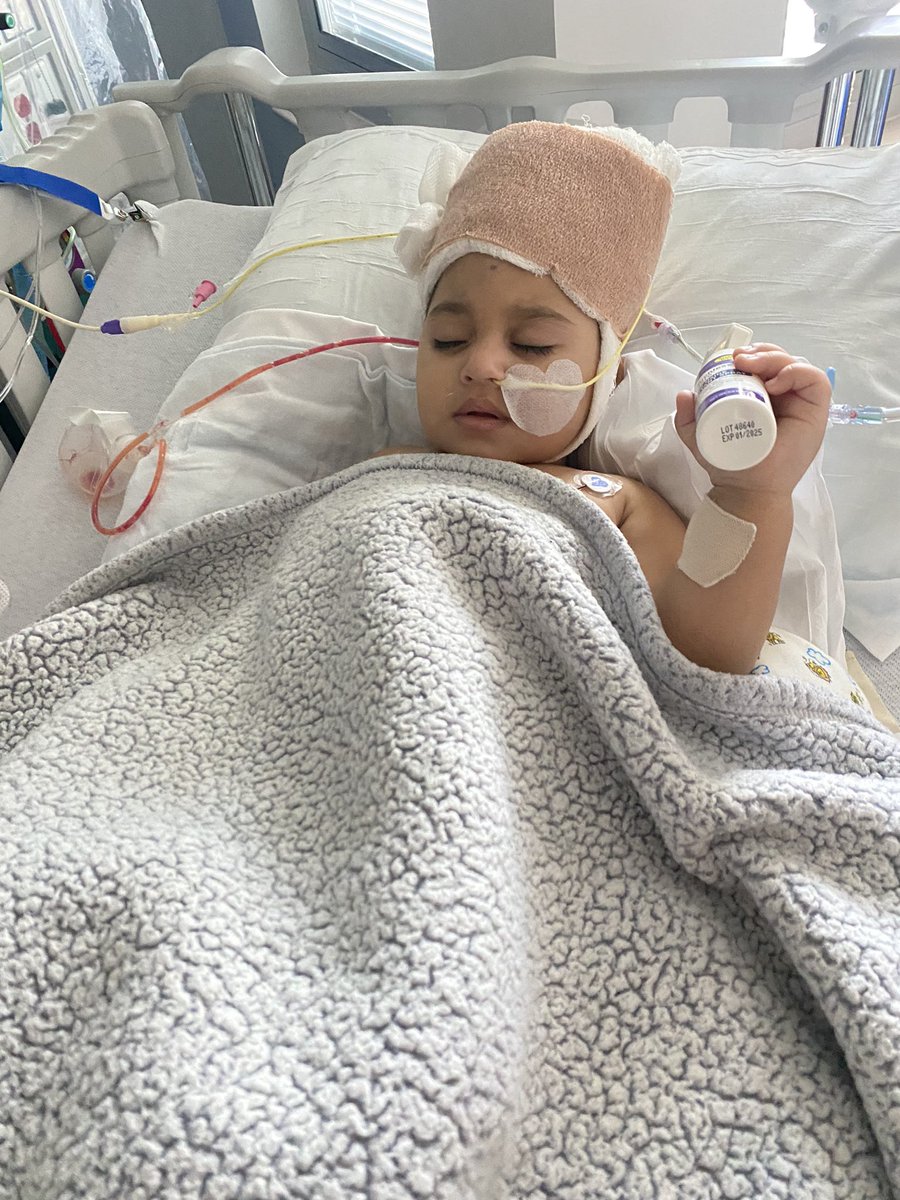 Gustavo8_'s tweet photo. A hacer sonidos, a mover sus brazos y piernas, sus ojos. Necesito conocer su cuerpo de nuevo a medida que su cerebro se va “reorganizando” para permitir que ella pueda seguir su vida con sólo la mitad de su cerebro haciendo las funciones del hemisferio que ahora falta. https://t.co/qe1MTtUXaQ