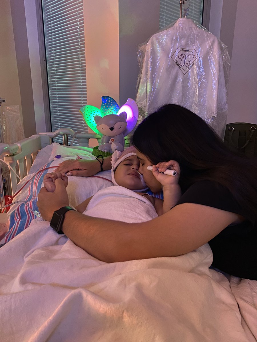 Gustavo8_'s tweet photo. Han sido días muy duros para nosotros ver cómo Giulia pasó de ser esta niña alegre, risueña, que le gustaba ver tv, reír… y ahora es una niña totalmente diferente. No se mueve, no fija la mirada, sus ojos tienen dificultades para moverse, perdió movilidad en sus extremidades https://t.co/HGUS41JAgb