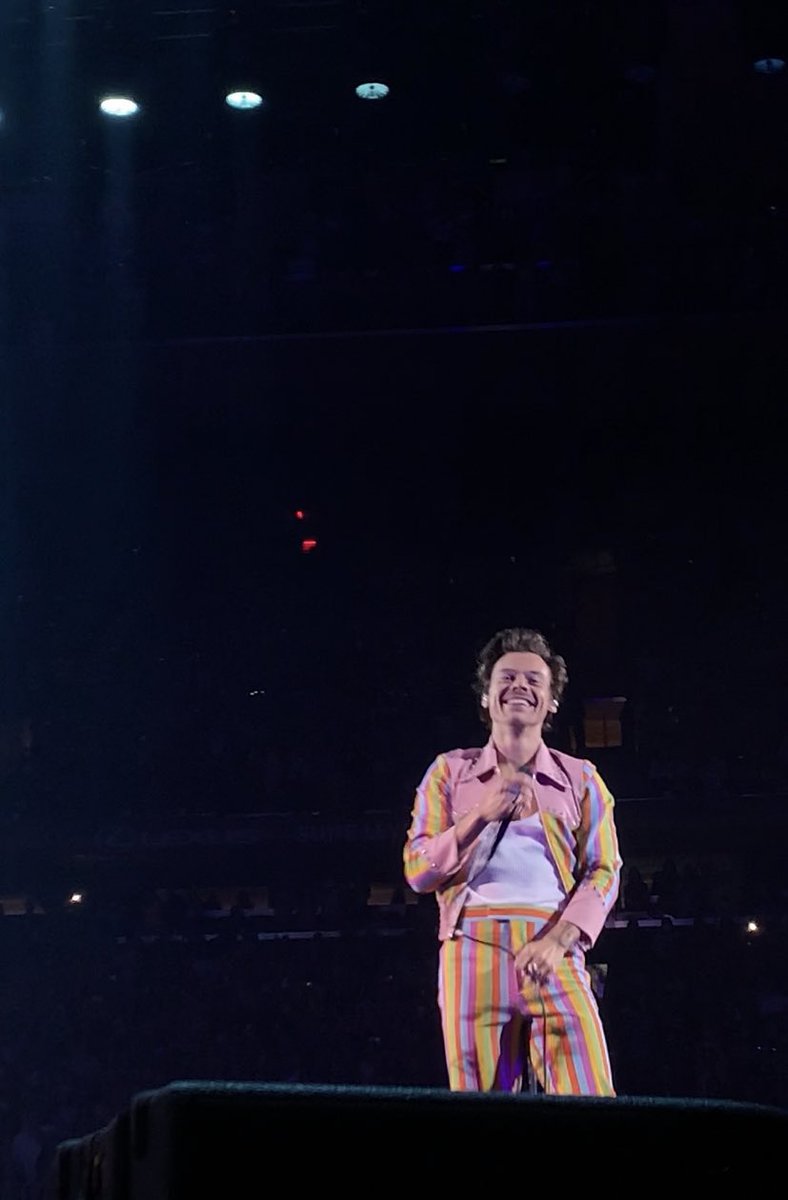 HLDTour's tweet photo. Harry cheesing. 😁
#LoveOnTourNYC #Residency4
8.26.22

📸: taysversion https://t.co/X7pUXbYGAT