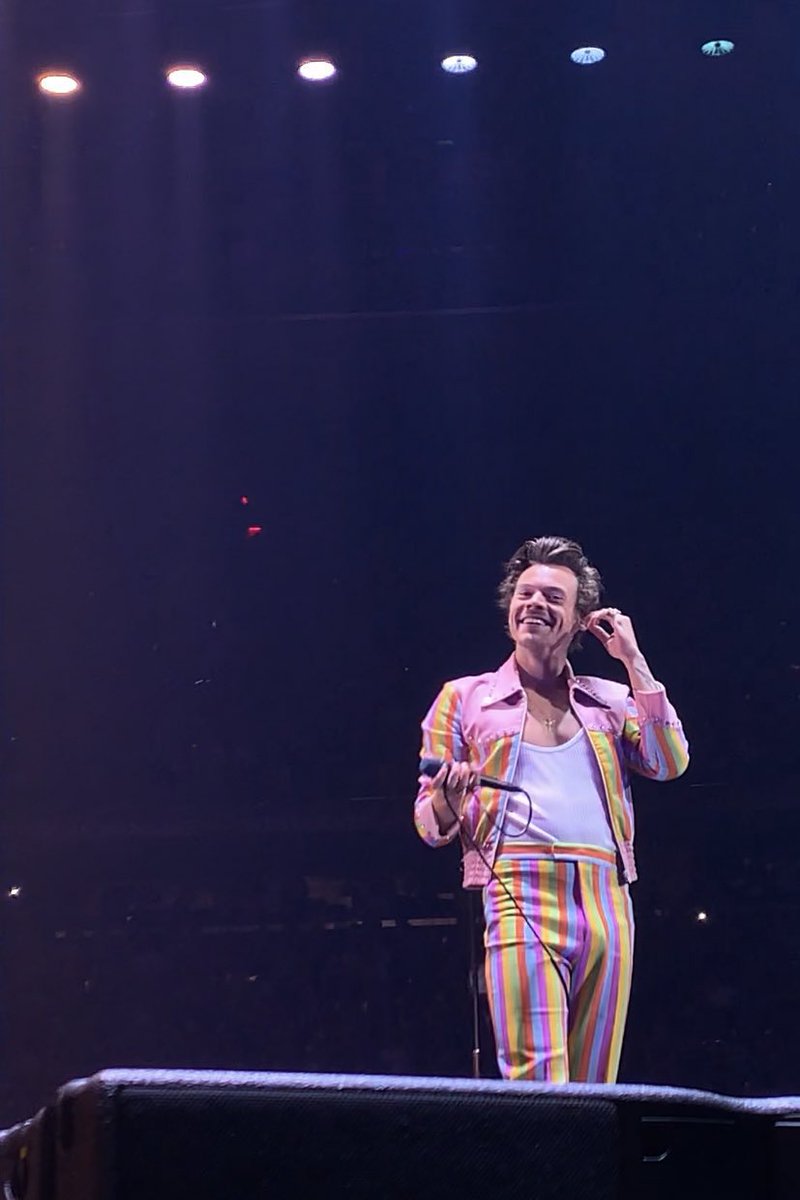 HLDTour's tweet photo. Harry cheesing. 😁
#LoveOnTourNYC #Residency4
8.26.22

📸: taysversion https://t.co/X7pUXbYGAT