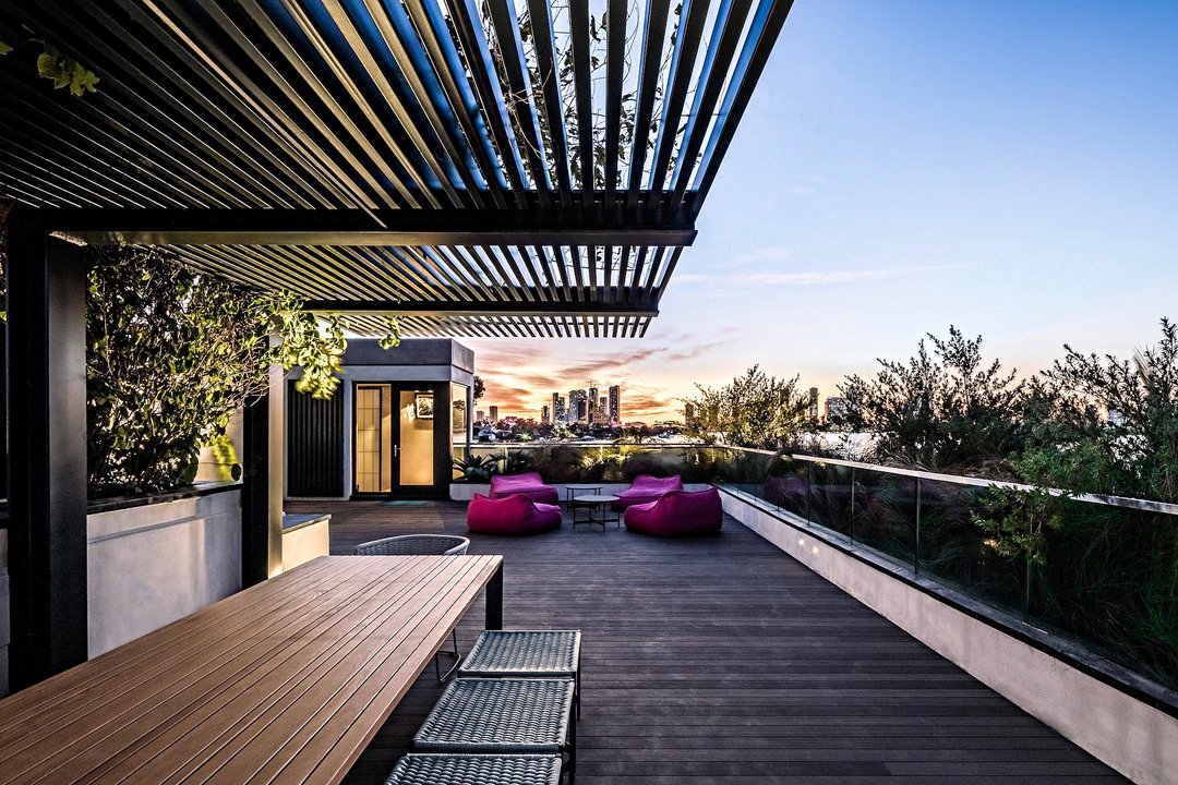 KobiKarp's tweet photo. 𝗧𝗼𝗴𝗲𝘁𝗵𝗲𝗿 𝗢𝘂𝘁𝗱𝗼𝗼𝗿𝘀 🥂 

#fridaynightvibes #sunsetviewswithyou

Private Residence Designed By 𝗞𝗼𝗯𝗶 𝗞𝗮𝗿𝗽

#kobikarp #kobikarparchitecture #fridayathome #relaxingnight #unwind #helloweekend #sunsetlovers #outdo https://t.co/FOz4z2S6Au