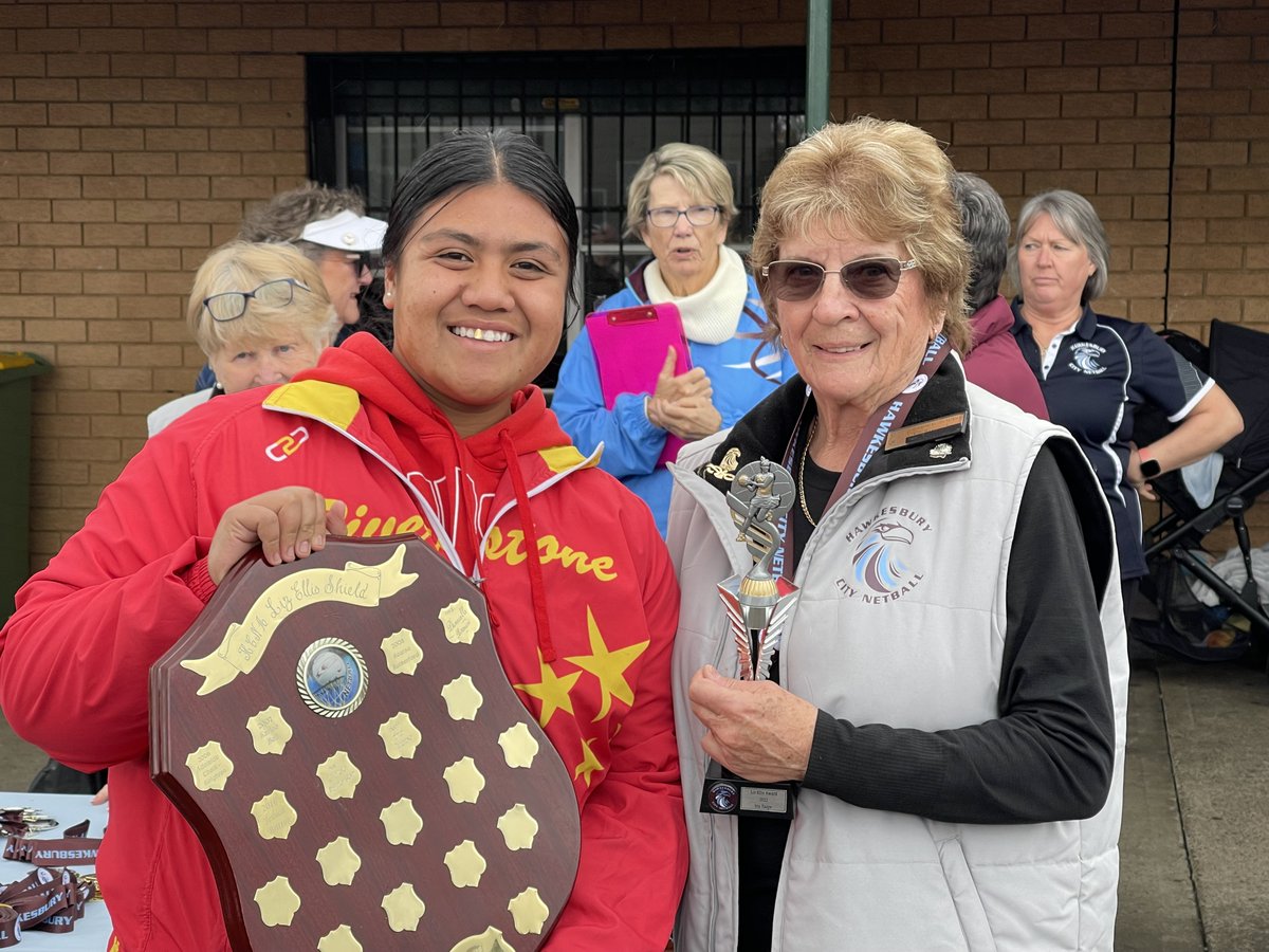 Congratulations to Ina Taapae who was awarded the Liz Ellis Shield! Well Done!

@LizzyLegsEllis