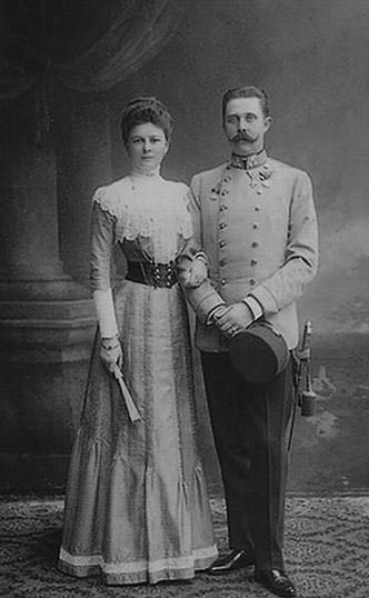 Alexandra187218's tweet photo. Mystical powers have told me that dark times are coming 🫣. A scandal I say, the🔫assassination of Archduke Franz Ferdinand 🤴and his wife 👸. My husband says that this is bad news, that the possibility of war grows now more than ever. #serbiaOurAlly #KOWWI22 @AlisonDawe1 https://t.co/f1dX14SOLm