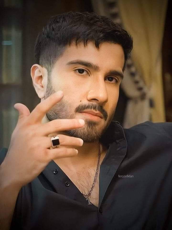 کسی کی ہمت نہیں تھی آنکھ اٹھانے کی 
تیری محبت نے کھینچ کھینچ کر طمانچے مارے ۔"💔🥀

🖤🥀
#راہ_روح 🕊️