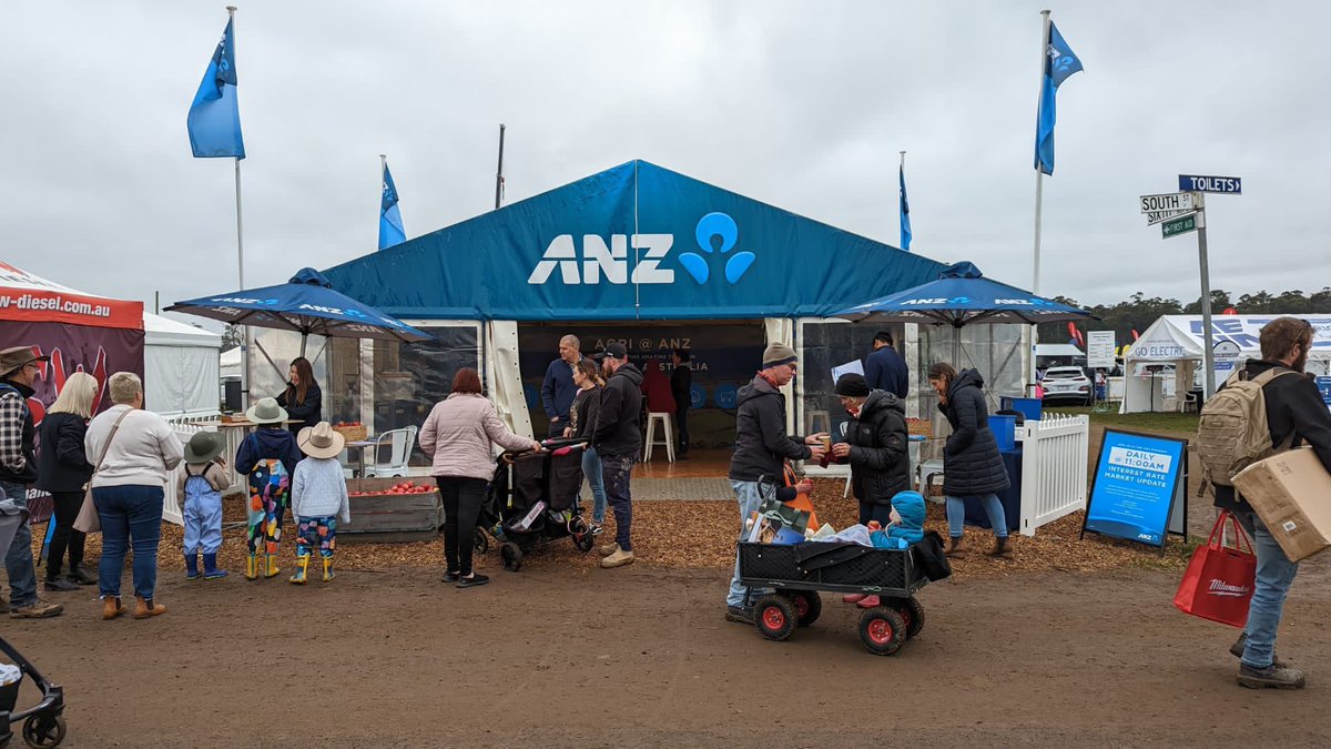 Day 4 Agfest 2022, the apples have been a huge hit on the last day, making fresh Apple Juice. Thanks to Poh Leen  our star apple corer😊😊 #agfest22