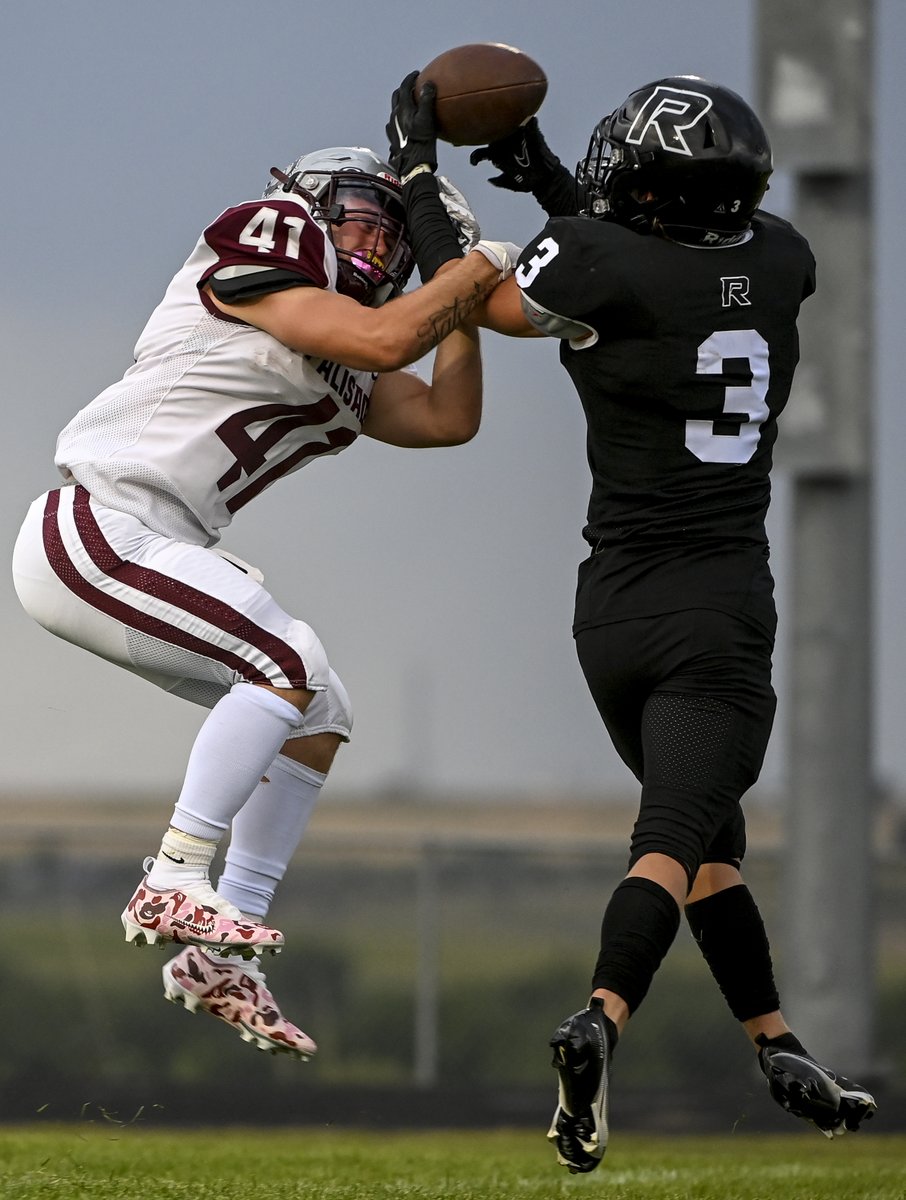 AlexMcIntyre520's tweet photo. High school football is back. The Roosevelt Rough Riders took down the Palisade Bulldogs 35-18 to kick off their football season at home in Johnstown | More photos https://t.co/sY2zGEcENY | 📸 for @GreeleyTribune @gtribsports #copreps #weldpreps https://t.co/s4x5DwPRI7