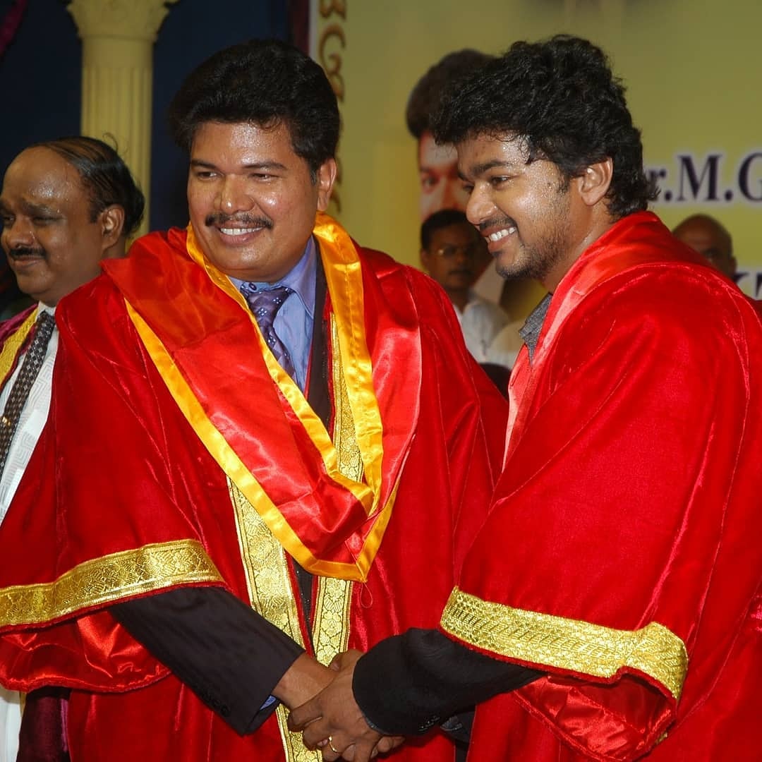 SaiAsok_Sattur's tweet photo. On This Day #Aug27th , Honorary Doctorate Was Given To #Thalapathy @actorvijay by Dr. #MGR University For His Extensive Philanthropic Works in 2007 😍👏. https://t.co/bufeHOSjl9