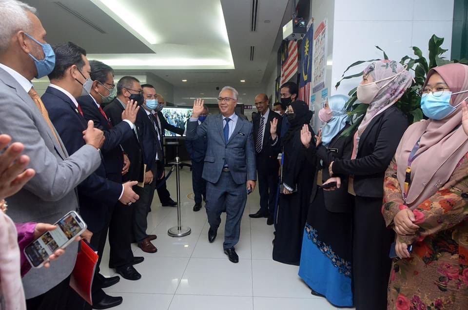 akademisains's tweet photo. Warga kerja ASM menzahirkan penghargaan dan terima kasih kpd Ketua Setiausaha MOSTI, YBhg. Datuk Zainal Abidin Abu Hassan atas sumbangan dan komitmen beliau menyokong pelbagai usaha ASM bagi memantapkan landskap STIE negara. https://t.co/G7p9kg8HYE