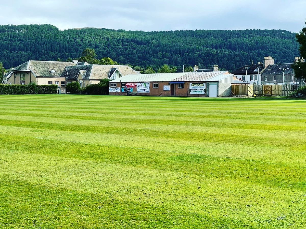 Everything set up for this afternoons match against Kinross.

The pitch is looking in great condition thanks to head groundsman Stevie Kinnon 👏 

Hope to see a few of you down to support the boys!

MTB!!