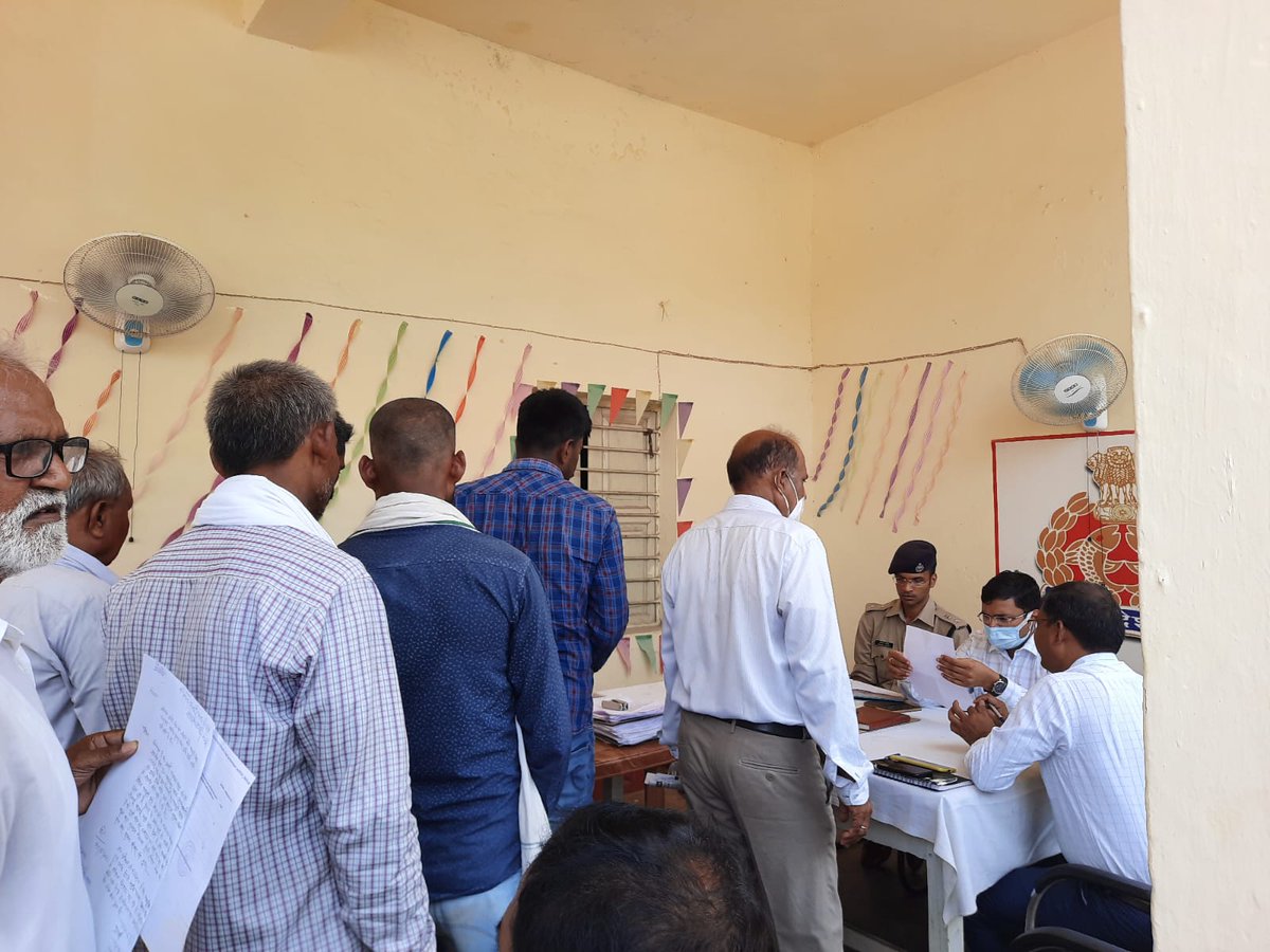 maupolice's tweet photo. समाधान/थाना दिवस के अवसर पर @DMMau1 व #spmau द्वारा थाना सरायलखंसी व दक्षिणटोला में उपस्थित रहकर जनसुनवाई। #UPPolice https://t.co/cBrOW5iIPo