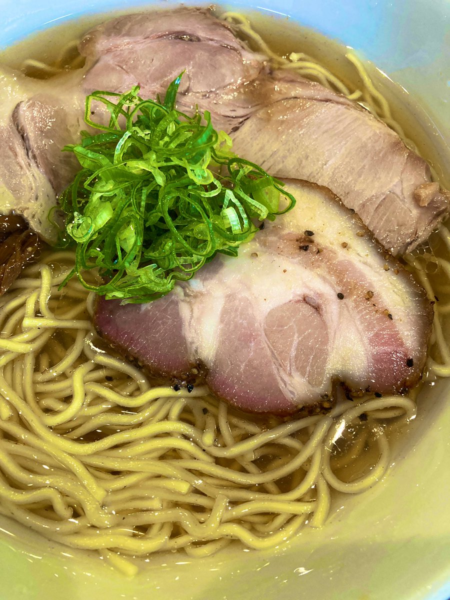 bright_sider's tweet photo. 昆布出汁めちゃくちゃ効いてる塩ラーメン、デフォでチャーシュー3枚。
夏に良い。

#東中野 #かしわぎ https://t.co/DywIru8UYG
