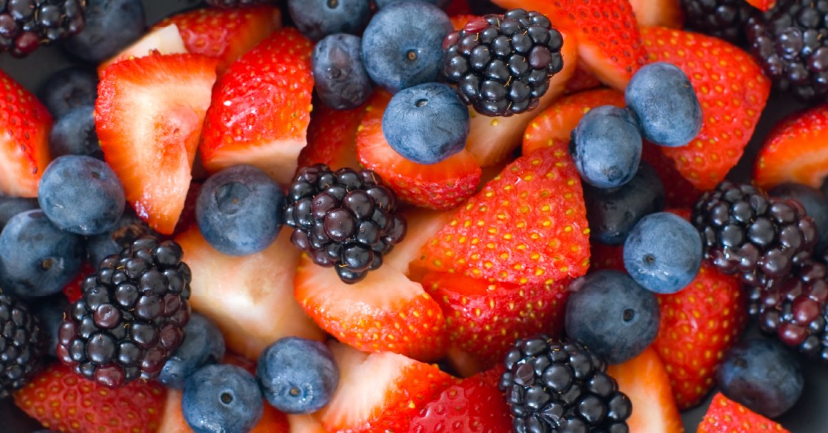 WebMD's tweet photo. Blueberries, strawberries, blackberries, and raspberries are high in immunity-boosting vitamin C and antioxidants that protect your body from cell damage. https://t.co/pfG6s9YG7z https://t.co/j003NoOnJT